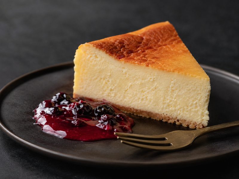ベリーソースを添えた自家製チーズケーキ