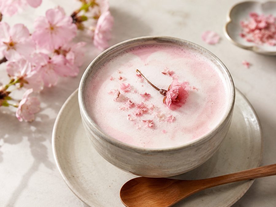 桜の塩漬けをあしらった春限定の香る桜ラテ