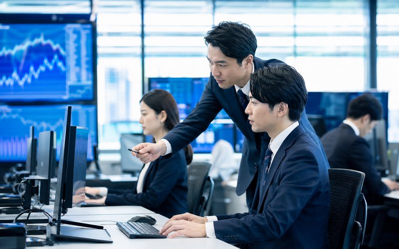 複数モニターで業務を行う金融系オフィス
