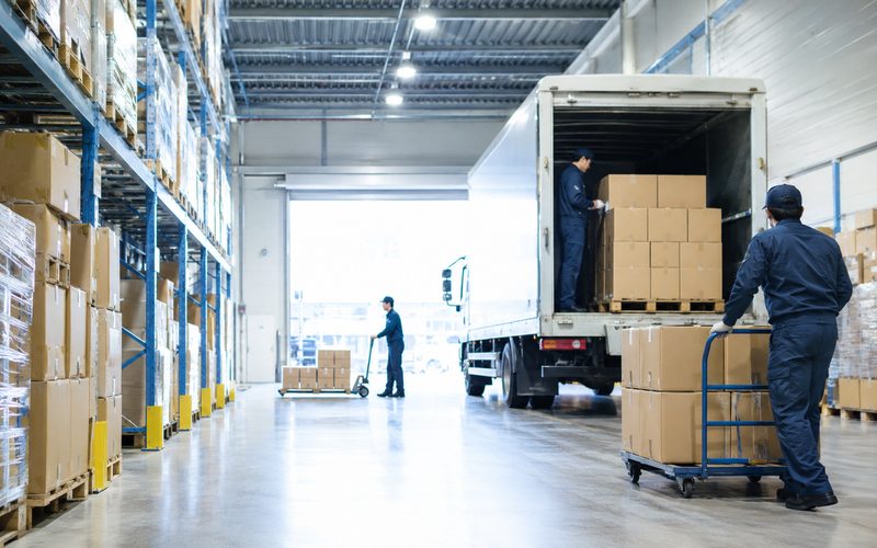 トラックに荷物を積み込む物流倉庫