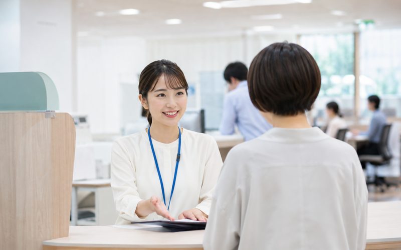 自治体の窓口で来訪者に対応する様子