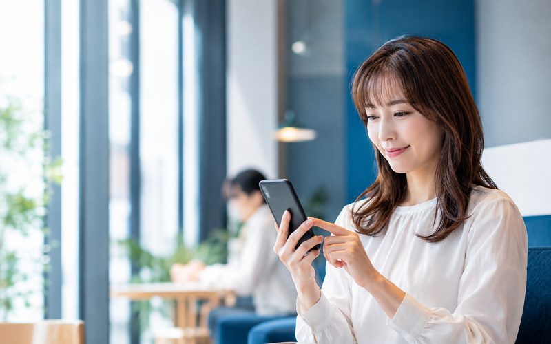 スマートフォンのアプリを利用する様子